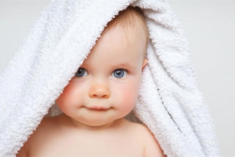 初乳很黄是不是不干净不可以喝？母乳怎么喂养西安捐卵宝宝？